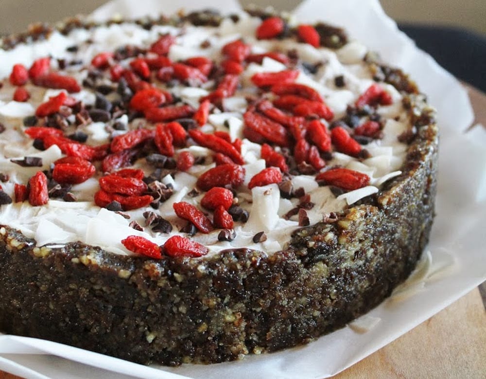 5 Essential Ingredients for Decadent and Summery No-Bake, Raw Vegan TreatsChocolate Pudding Tart with Coconut Cream and Goji Berries