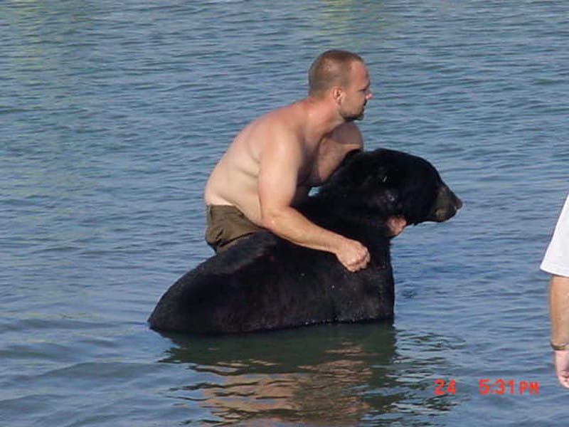 This Man did the Unthinkable to Rescue a 400-lb Black Bear! (PHOTOS)