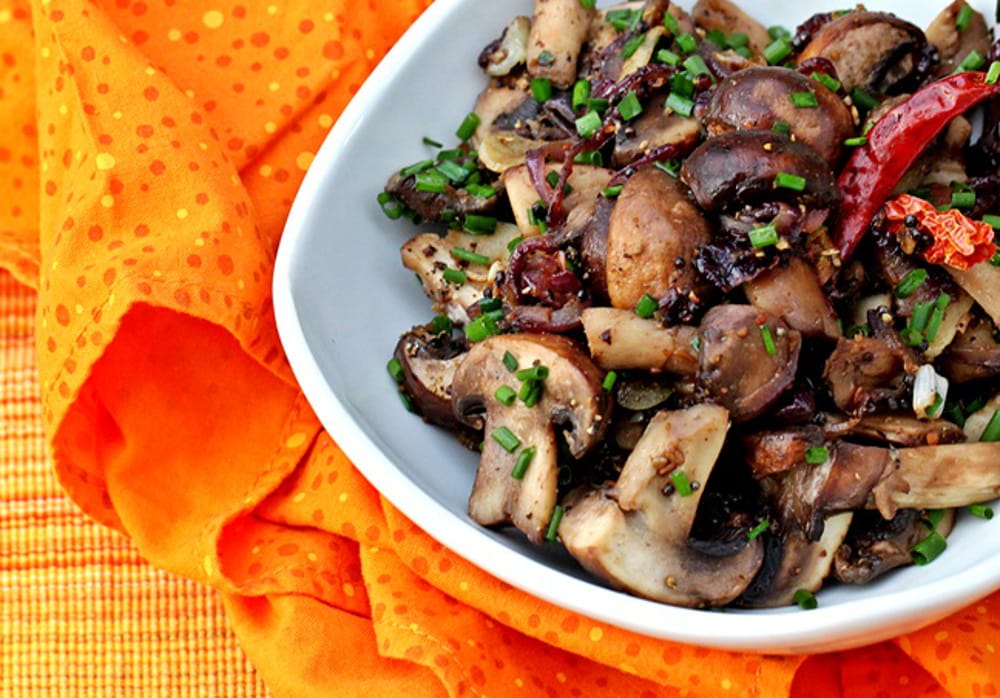 Mushrooms-with-Red-Onions-Black-Peppers-and-Chives