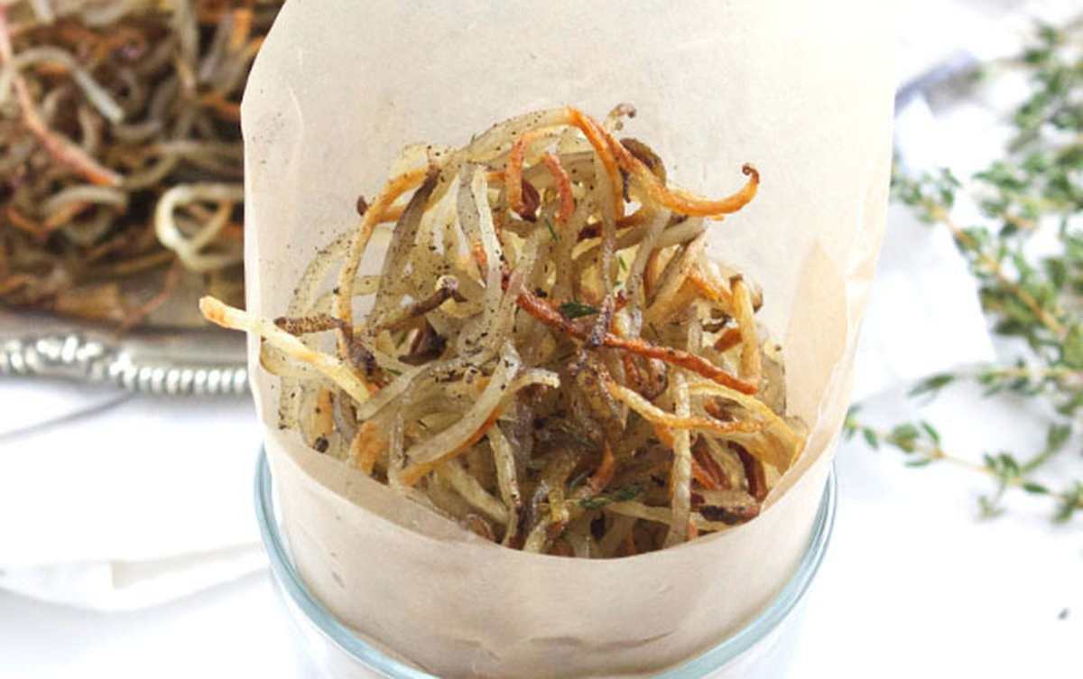 Baked Shoestring Fries With Garlic and Thyme [Vegan, Gluten-Free]