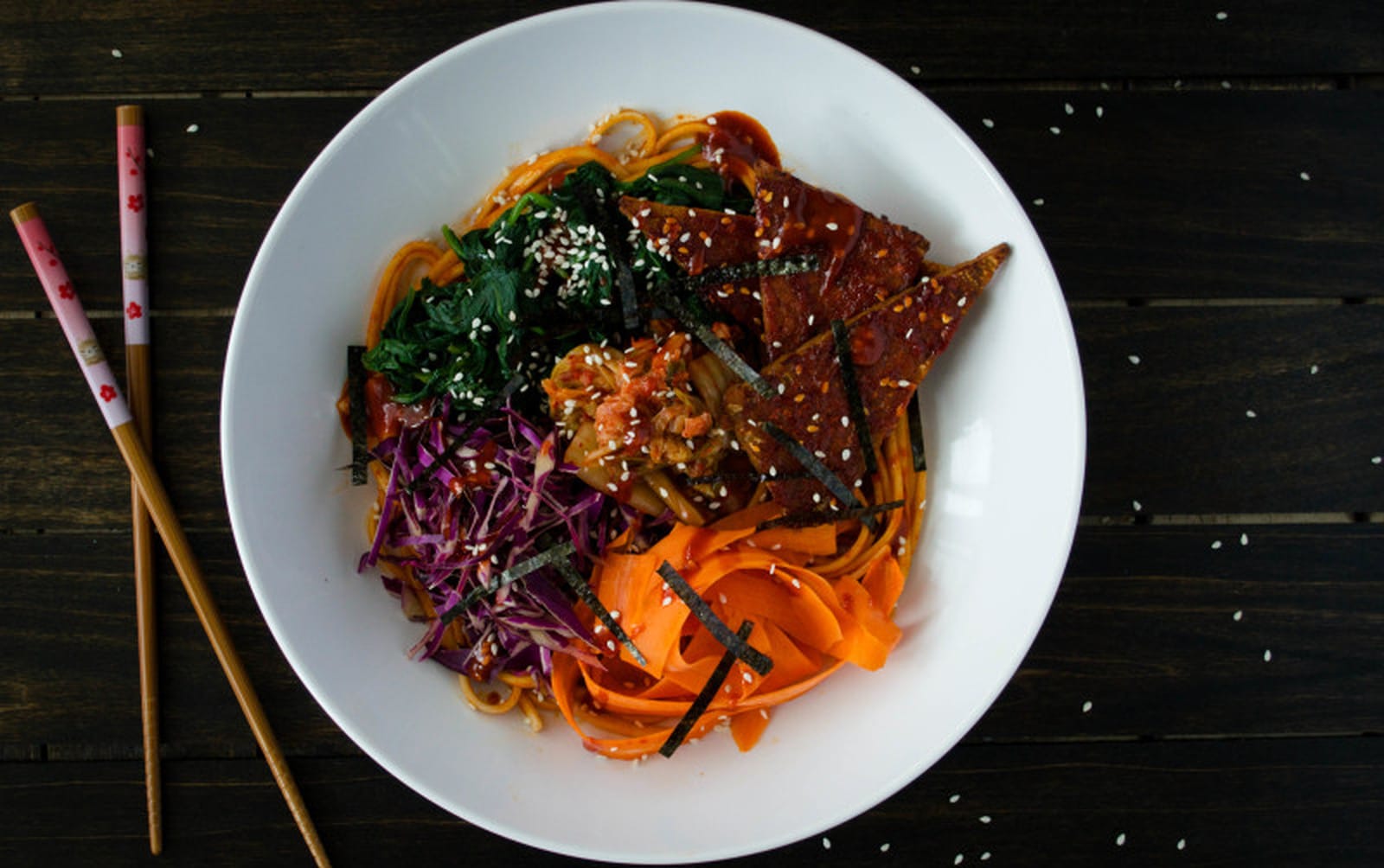 Cold Udon Noodles With Spicy Bibimbap Sauce [Vegan]