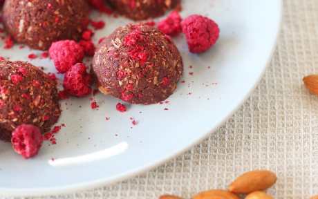 Raspberry and Chocolate Macaroons [Vegan, Gluten Free]