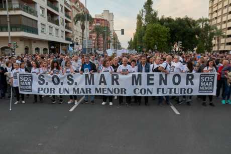 People with a banner "SOS Minor sea, For a minor sea with a future"